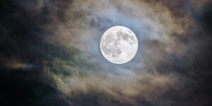 Image of the moon in a cloudy sky